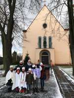 Malé kolednice před kostelem sv. Antonína v Ostravě-Kunčičkách